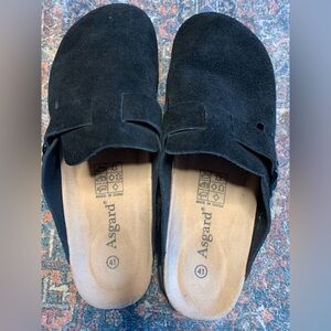 Suede clogs with arch support and comfort cork footbed
